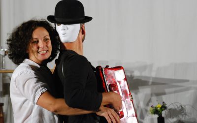 La protagonista donna abbraccia da dietro il protagonista uomo, che nel frattempo suona la fisarmonica. Il protagonista uomo però non guarda il pubblico, è girato dall'altra parte, e ha sulla nuca una maschera di un volto completamente bianca che, con un cappello nero indossato, vuole dare l'illusione di essere il suo vero volto.