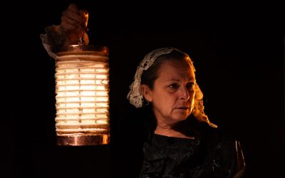 Primo piano di Florence Nightingale, nel buio, con una lanterna in mano