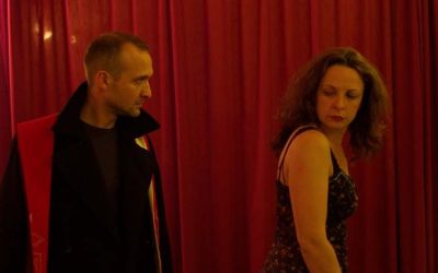 Giorgio e Helena sono nel mezzo di una danza / lotta. Giorgio, a sinistra, guarda Helena, a destra, che gli dà le spalle e a sua volta lo guarda con la coda dell'occhio.