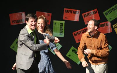 I tre personaggi protagonisti, due ragazzi e una ragazza, sono sul palco. Nella parete dietro di loro tantissimi annunci "affittasi" e "vendesi" appesi.
