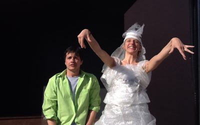 Mezza figura di Fabio, a sinistra, e Erika, a destra, vestita da sposa, in un abito fatto di imballaggio pluriball.